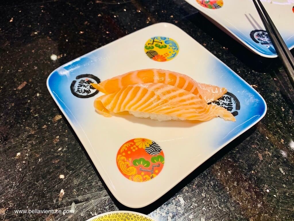 大安區 忠孝復興美食 迴轉壽司 金澤まいもん寿司 鮭魚大腹 大安區 忠孝復興美食 迴轉壽司 金澤まいもん寿司 鮭魚大腹