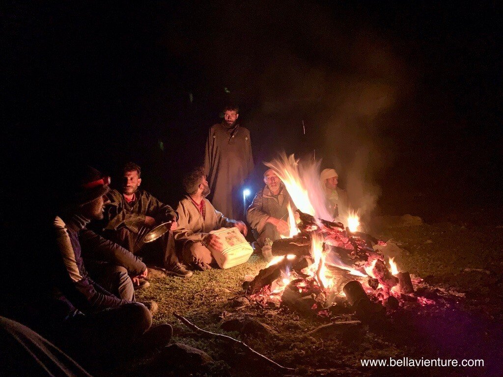 印度 india 喀什米爾 kashmir 大湖健行big lake trekking 圍在營火邊唱歌 印度 india 喀什米爾 kashmir 大湖健行big lake trekking 圍在營火邊唱歌