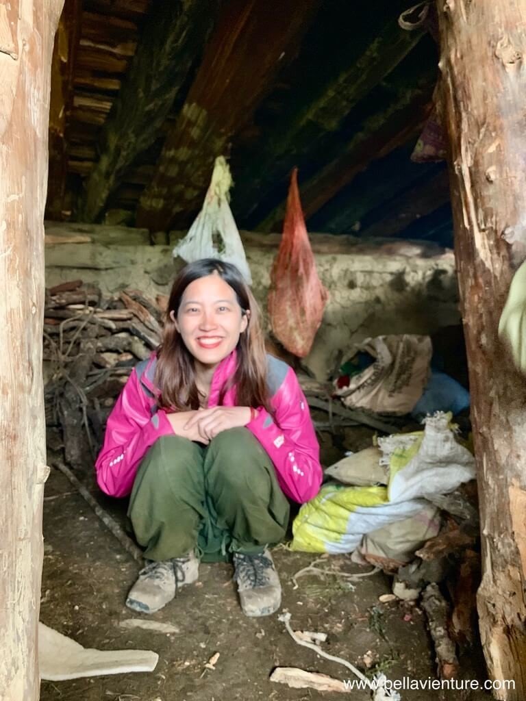 印度 india 喀什米爾 kashmir 大湖健行big lake treakking 在屋裡內部的馬廄 印度 india 喀什米爾 kashmir 大湖健行big lake treakking 在屋裡內部的馬廄