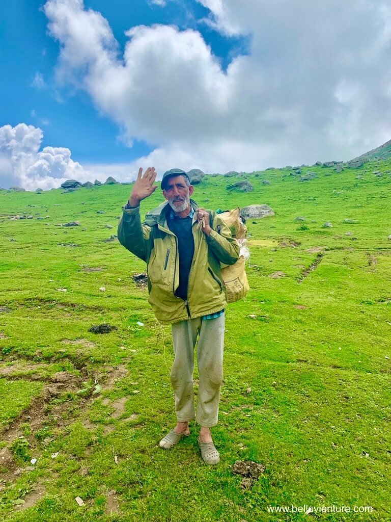印度 india 喀什米爾 kashmir 大湖健行big lake treakking 背著垃圾的大叔 印度 india 喀什米爾 kashmir 大湖健行big lake treakking 背著垃圾的大叔