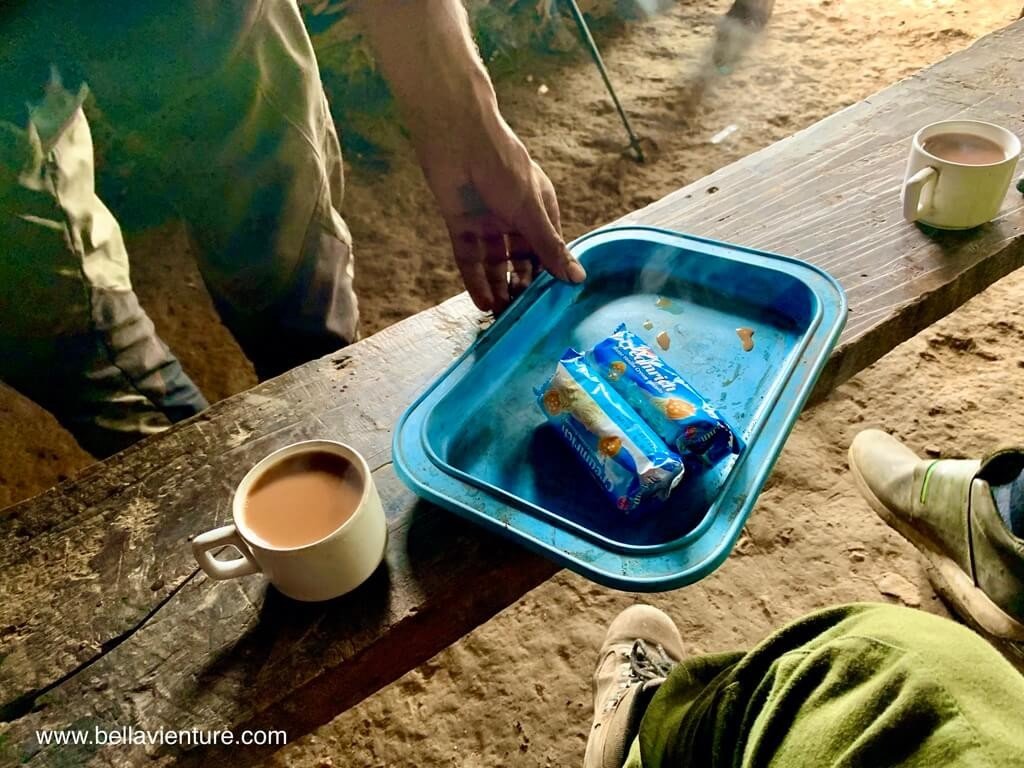 印度 India 喀什米爾 Kashmir 大湖健行 Great lake trekking 非常在地又便宜的奶茶與餅乾組 印度 India 喀什米爾 Kashmir 大湖健行 Great lake trekking 非常在地又便宜的奶茶與餅乾組