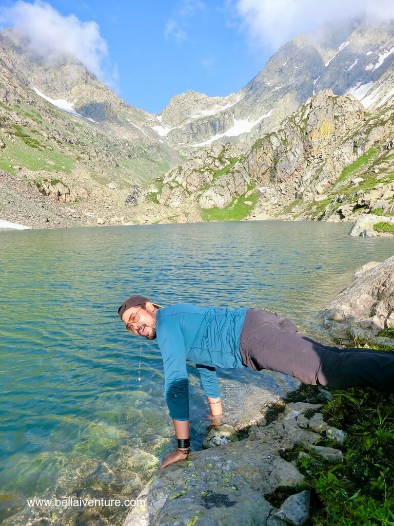 印度 India 北北印 North India 喀什米爾 Kashmir 大湖健行 trekking Kashmir Great Lakes Trek 扶地起身的喝聖水 印度 India 北北印 North India 喀什米爾 Kashmir 大湖健行 trekking Kashmir Great Lakes Trek 扶地起身的喝聖水