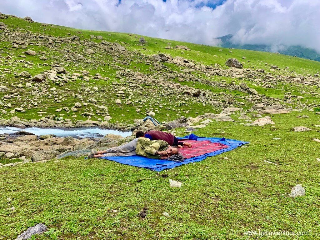 印度 india 喀什米爾 kashmir 大湖健行big lake treakking 曬著日光浴午休的導遊 印度 india 喀什米爾 kashmir 大湖健行big lake treakking 曬著日光浴午休的導遊