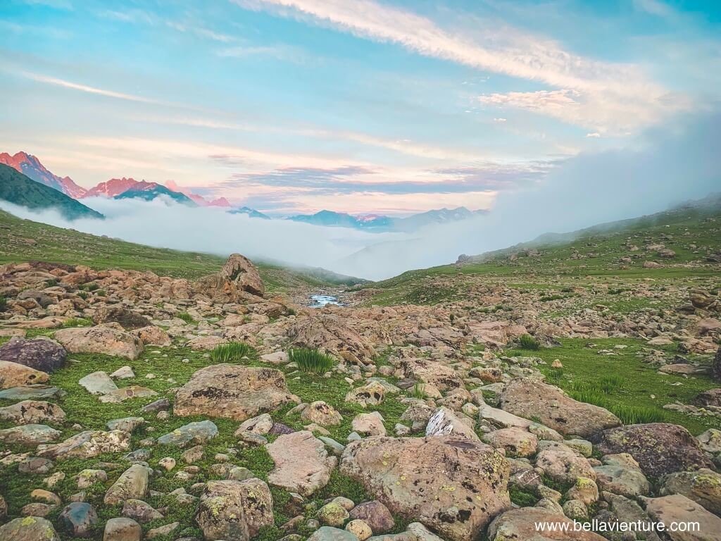 印度 india 喀什米爾 kashmir 跑到遠方的溪流幫忙抓魚 印度 india 喀什米爾 kashmir 跑到遠方的溪流幫忙抓魚