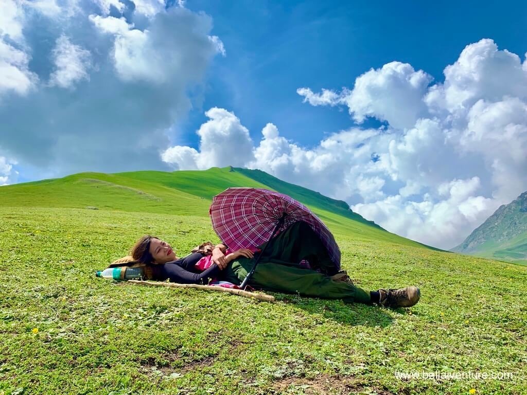 印度 India 北北印 North India 喀什米爾 Kashmir 大湖健行 trekking Kashmir Great Lakes Trek 太陽下的草原乘涼 印度 India 北北印 North India 喀什米爾 Kashmir 大湖健行 trekking Kashmir Great Lakes Trek 太陽下的草原乘涼
