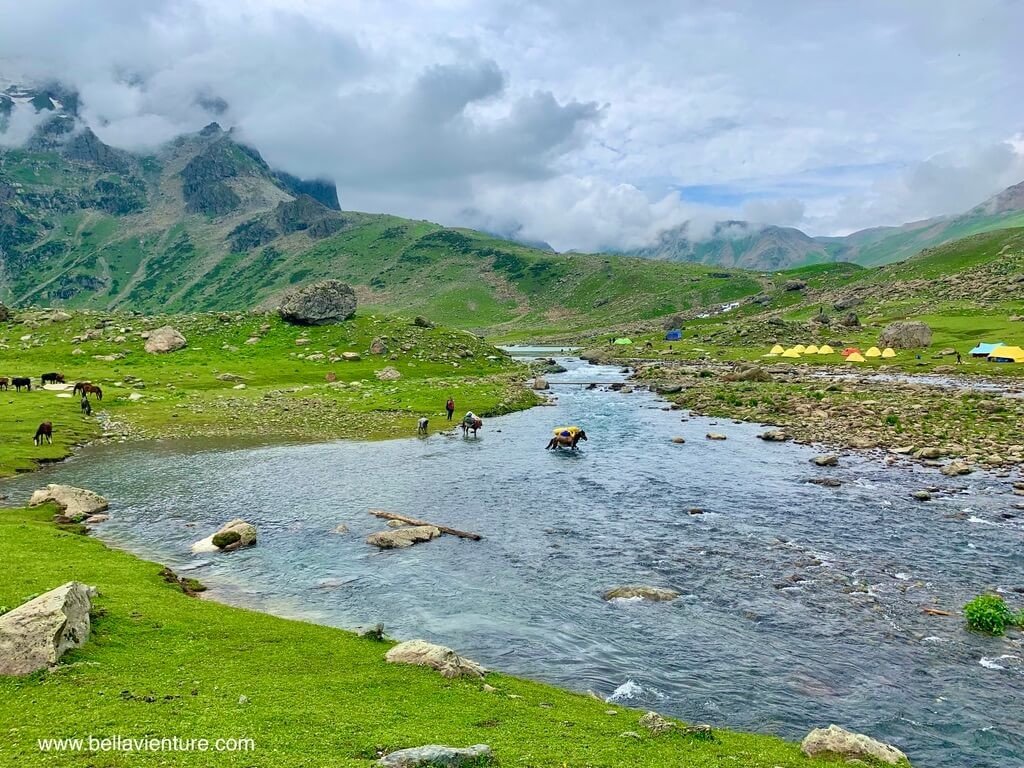 印度 india 喀什米爾 kashmir 正在過河的其他團 印度 india 喀什米爾 kashmir 正在過河的其他團