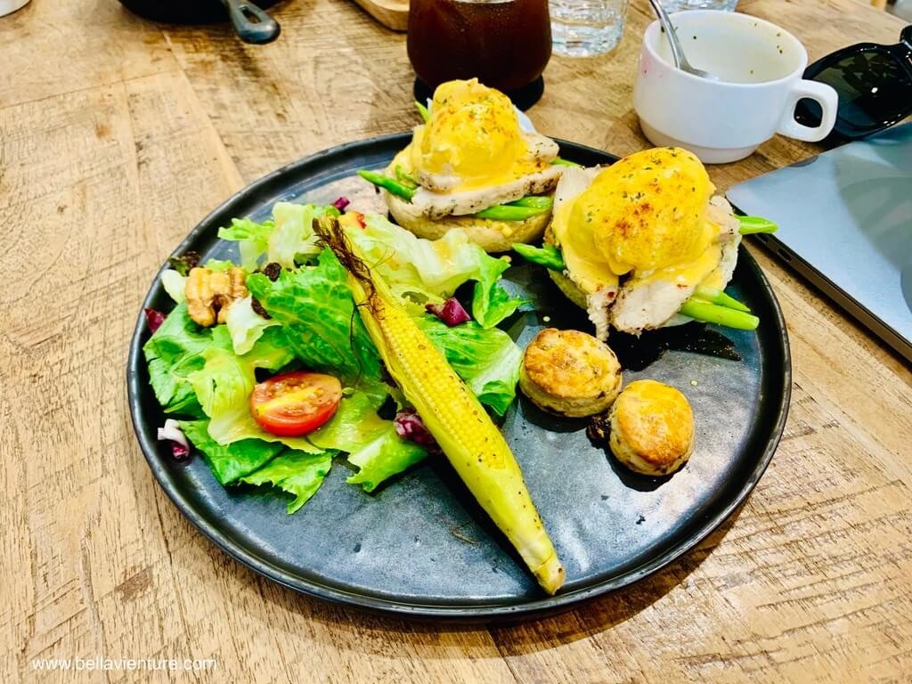 內湖 自然系 早午餐 原木家具 Mountaion fusion 香料嫩雞班尼迪克 內湖 自然系 早午餐 原木家具 Mountaion fusion 香料嫩雞班尼迪克