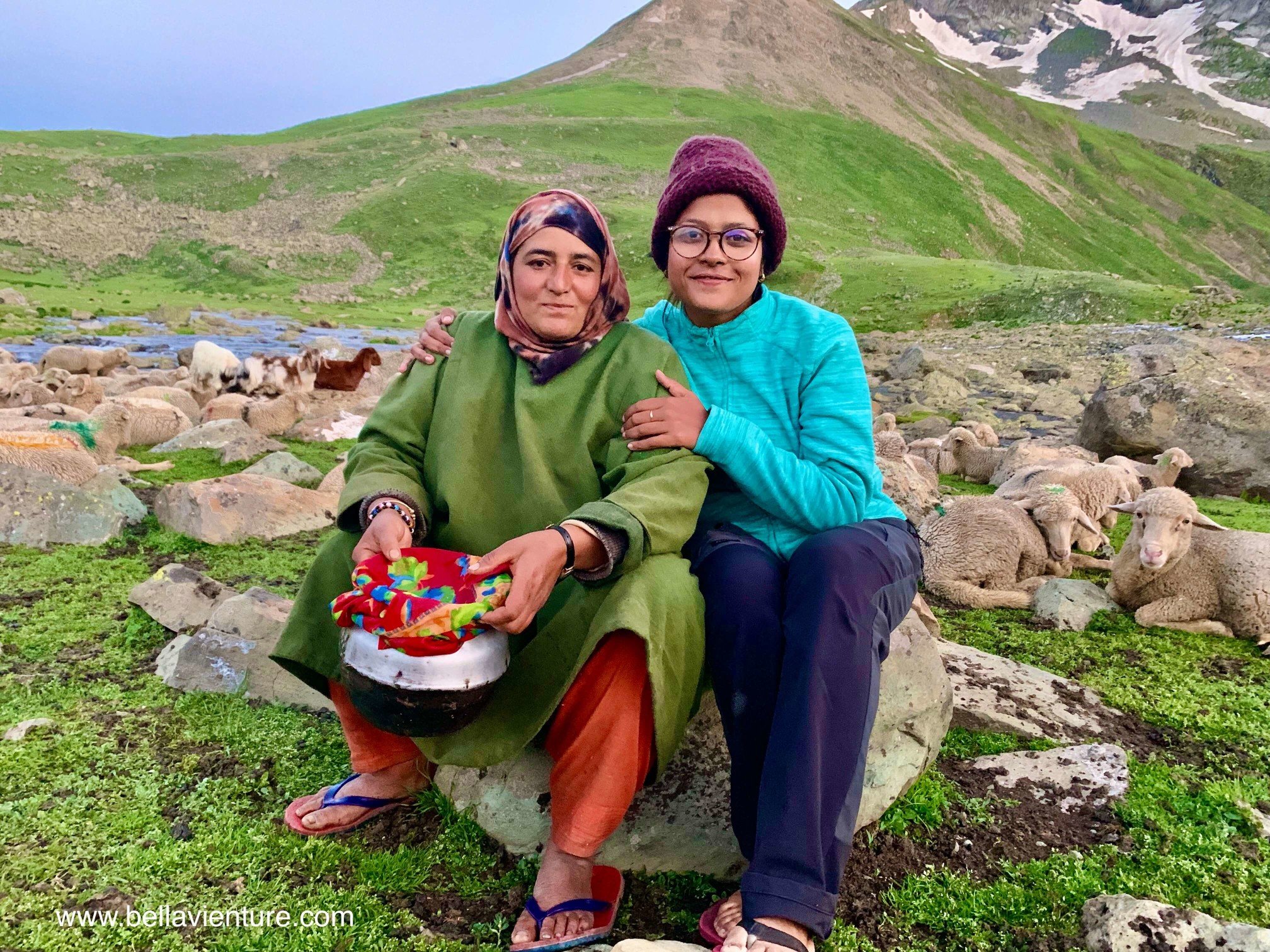 印度 India 北北印 North India 喀什米爾 Kashmir 八天七夜 健行 Nichnai Valley 牧羊女與女團員合影 印度 India 北北印 North India 喀什米爾 Kashmir 八天七夜 健行 Nichnai Valley 牧羊女與女團員合影