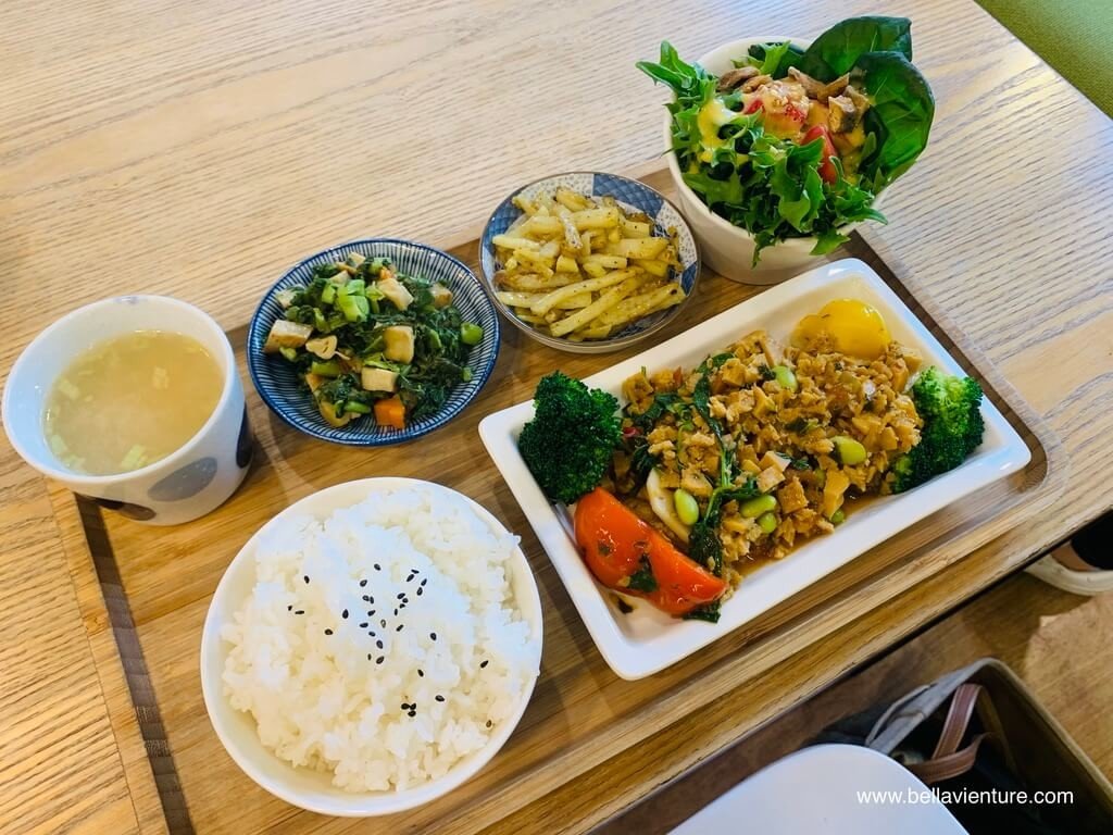 新竹美食 輕揚 蔬食餐廳 泰式打拋猴菇飯 新竹美食 輕揚 蔬食餐廳 泰式打拋猴菇飯