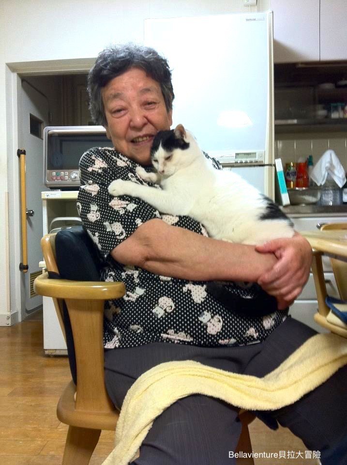 我的日本外婆與可愛的小黑合照